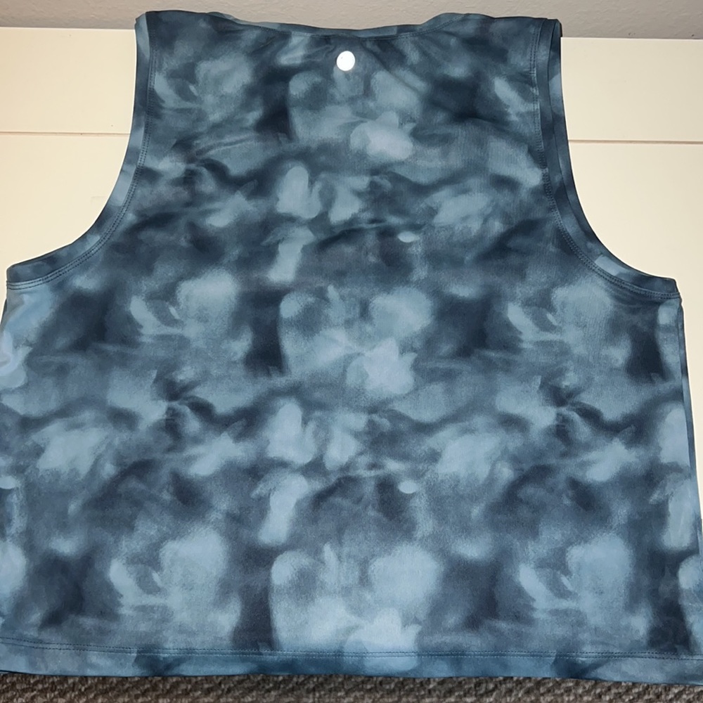 Cropped Workout Tank - Picture 3 of 4